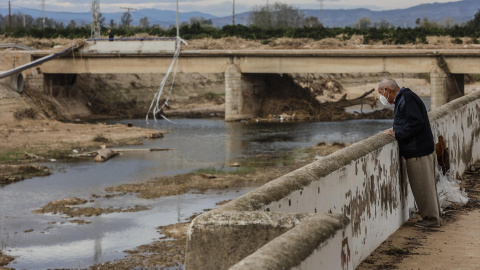 dana valencia Un anciano observa los estragos causados por la DANA en Algemesí.