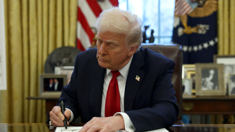 Donald Trump durante la firma de aranceles al 25% para los vehículos exportados.