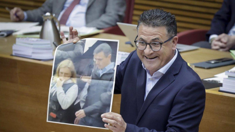 maleducado El diputado del PP en Les Corts José Ramón González de Zárate, momentos antes de la discusión este miércoles 26 de enero.Diputados del PP y del PSPV se han enzarzado en una bronca durante el pleno de Les Corts de este miércoles a raíz de que el parlamentario 'popular' José Ramón González de Zárate haya llamado "caniche de Gandia" a la líder de los socialistas valencianos y ministra de Ciencia, Innovación y Universidades, Diana Morant, y "ratonera de Valencia" a la delegada del Gobierno en la Comunitat Valenciana, Pilar Bernabé. También se ha referido al líder del Ejecutivo central, Pedro Sánchez, como "el galgo de Paiporta".ESPAÑA EUROPA COMUNIDAD VALENCIANA ESPAÑA EUROPA COMUNIDAD VALENCIANA VALENCIA POLÍTICAJOSÉ CUÉLLAR/CORTS VALENCIANES