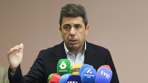 El 'president' de la Generalitat, Carlos Mazón, atiende a los medios en Alacant, a 28 de marzo de 2025.