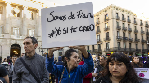 9c72d57b729bcf750b43972befdab60bb5a3a2aaw Concentración contra la sentencia absolutoria del futbolista Dani Alves bajo el lema "Vergüenza e impunidad", a 30 de marzo en Barcelona.