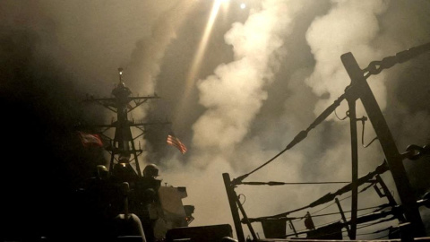 Un barco dispara misiles a una ubicación no revelada en Yemen, a 15 de marzo de 2025.