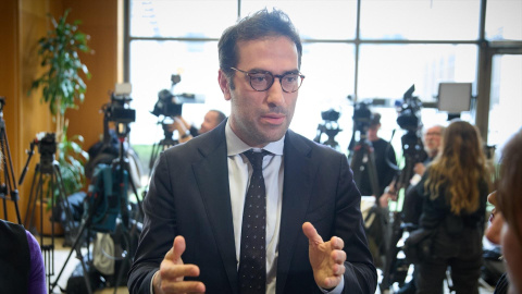 El ministro de Economía, Comercio y Empresa, Carlos Cuerpo, atiende a los medios de comunicación tras las reuniones con los grupos.