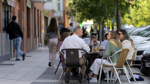 Varias personas sentadas en una terraza en mayo de 2024, en Madrid