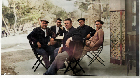 En medio, sentado y mirando a cámara, Eduardo Roses Tarín, con un grupo de amigos en el Vedat de Torrent (imagen de archivo).