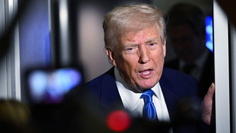 trump El presidente de EEUU, Donald Trump, habla con la prensa durante un vuelo en el Air Force One, a 6 de abril de 2025.