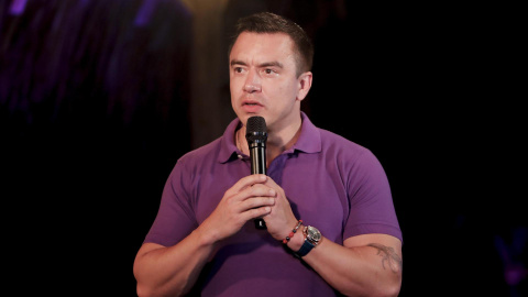 El presidente de Ecuador y candidato a la reelección, Daniel Noboa, habla luego de conocer los resultados electorales este domingo, en Olón (Ecuador). Noboa, el presidente más joven de Latinoamérica y de la historia democrática de Ecuador, logró a sus 37 años ser reelegido para un mandato completo (2025-2029), en el que continuará su política de "mano dura" contra la delincuencia y de liberalización de la economía ecuatoriana.