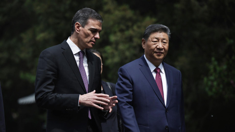 El presidente del Gobierno, Pedro Sánchez, pasea junto al presidente de China, Xi Jinping, el pasado viernes en Pekín.