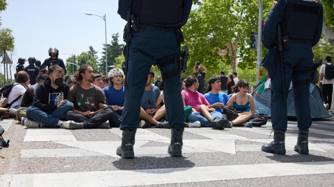 EuropaPress_6012665_varias_personas_manifestacion_estudiantes_acampados_universidad_complutense Varias personas durante una manifestación de los estudiantes acampados en la Universidad Complutense de Madrid (UCM), a 6 de junio de 2024, en Madrid (España).