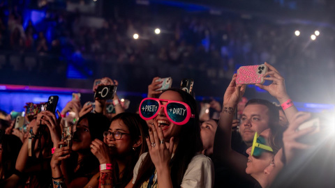 Varias personas durante un concierto del cantante Maluma, en el Movistar Arena, a 4 de abril de 2025, en Madrid (España).