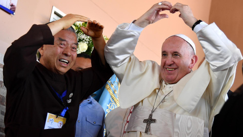 Imagen de archivo del papa Francisco, junto al fundador de la Congregación de los Hermanos y Hermanas Kkottongnae de Jesús-Filipinas. Imagen de archivo del papa Francisco, junto al fundador de la Congregación de los Hermanos y Hermanas Kkottongnae de Jesús-Filipinas.