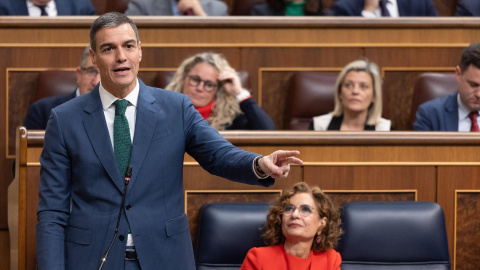 El presidente del Gobierno, Pedro Sánchez, interviene durante una sesión de control al Gobierno, en el Congreso de los Diputados, a 26 de marzo de 2025, en Madrid (España).