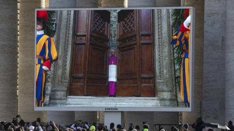 conclavevaticano La pantalla gigante instalada en la plaza de San Pedro transmite imágenes del cierre de la puerta de la Capilla Sixtina, al inicio del cónclave para elegir al nuevo Papa.