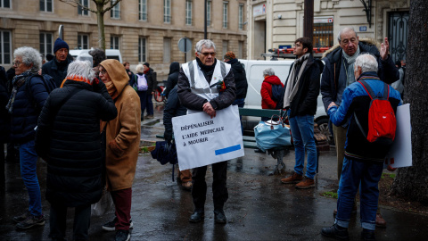 Un hombre sujeta un cartel en una manifestación a favor de la eutanasia en Paris el 23 de enero de 2024.