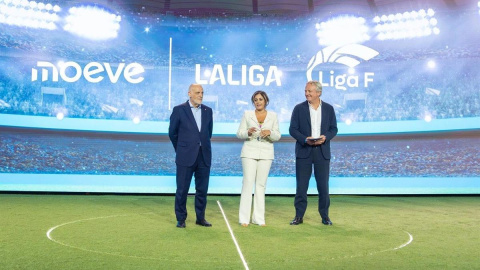 La presidenta de Liga F, Beatriz Álvarez (c), el presidente de LaLiga, Javier Tebas (i), y el consejero delegado de Moeve, Maarten Wetselaar (d). La presidenta de Liga F, Beatriz Álvarez (c), el presidente de LaLiga, Javier Tebas (i), y el consejero delegado de Moeve, Maarten Wetselaar (d).