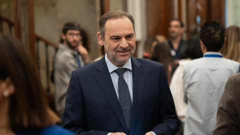El exministro de Transportes y diputado del Grupo Mixto José Luis Ábalos llega a una sesión plenaria, en el Congreso de los Diputados, a 8 de mayo de 2025, en Madrid (España).