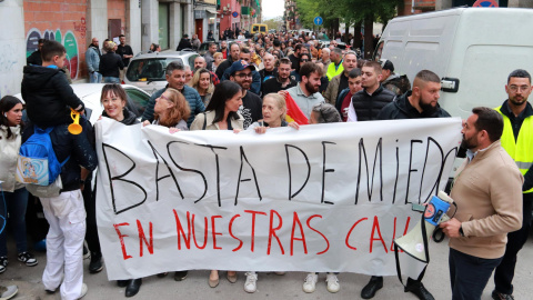 Capçalera de la manifestació per reclamar la fi dels aldarulls al barri de Cerdanyola de Mataró, amb el suport de l'extrema dreta. Capçalera de la manifestació per reclamar la fi dels aldarulls al barri de Cerdanyola de Mataró, amb el suport de l'extrema dreta.