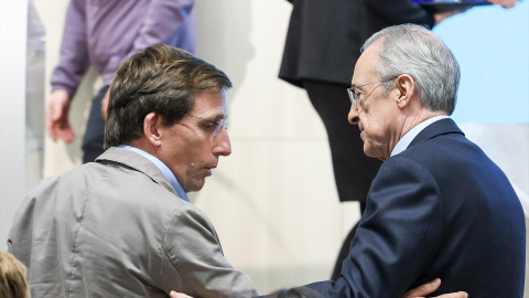 (Foto de ARCHIVO)El alcalde de Madrid, José Luis Martínez-Almeida y el presidente del Real Madrid, Florentino Pérez (d), en una imagen de enero de 2025.