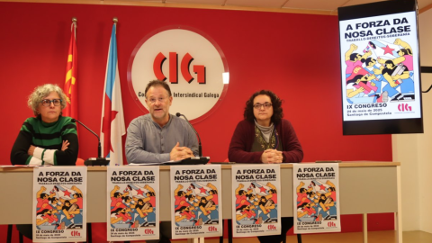 De izquierda a derecha, Lucía Freire, Paulo Carril y Susana Méndez, secretaria de propaganda, xeral y de organización, respectivamente, de la Confederación Intersindical Galega (CIG), en la presentación del congreso el pasado 12 de mayo.