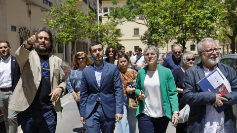 El ministro de Derechos Sociales, Consumo y Agenda 2030, Pablo Bustinduy, con la portavoz municipal de Compromís, Papi Robles, durante un recorrido por el barrio del Cabanyal para ver la situación de los anuncios ilegales de pisos turísticos. El ministro de Derechos Sociales, Consumo y Agenda 2030, Pablo Bustinduy, con la portavoz municipal de Compromís, Papi Robles, durante un recorrido por el barrio del Cabanyal junto a vecinos para ver la situación de los anuncios ilegales de pisos turísticos en el País Valencià.
