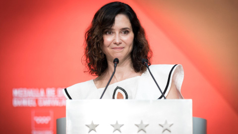 La presidenta de la Comunidad de Madrid, Isabel Díaz Ayuso, entrega la Medalla de Oro de la Administración autonómica al futbolista del Real Madrid Daniel Carvajal, en la Real Casa de Correos, a 27 de mayo La presidenta de la Comunidad de Madrid, Isabel Díaz Ayuso, entrega la Medalla de Oro de la Administración autonómica al futbolista del Real Madrid Daniel Carvajal, en la Real Casa de Correos, a 27 de mayo.