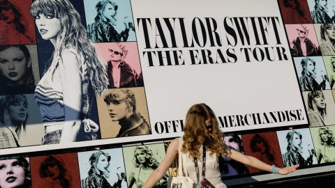 Foto de archivo de un cartel del 'Eras Tour' de Taylor Swift.
