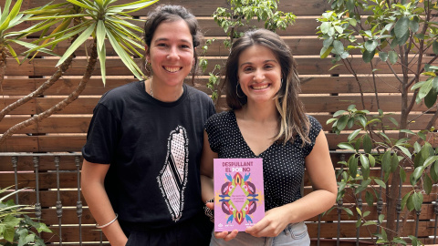 Les educadores sexuals Laura Arcarons i Bruna Serra, autores de 'Despullant el porno'.