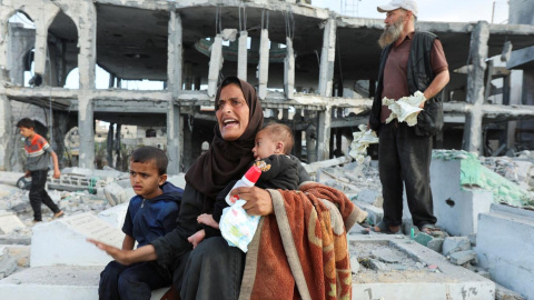 Gaza Reuters Una mujer junto a sus hijos tras el ataque israelí contra una mezquita en Deir Al-Balah, centro de la Franja de Gaza, este lunes.