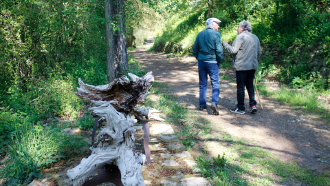 Una de les escultures amb els promotors de la ruta de Campdevànol Una de les escultures amb els promotors de la ruta de Campdevànol