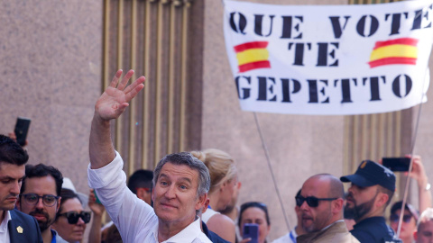 El líder del PP, Alberto Núñez Feijóo, se despide, tras la manifestación convocada por el Partido Popular contra el Gobierno de Pedro Sánchez El líder del PP, Alberto Núñez Feijóo, se despide, tras la manifestación convocada por el Partido Popular contra el Gobierno de Pedro Sánchez