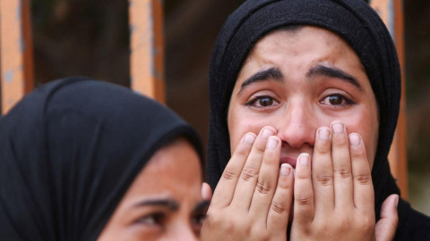 Una mujer llora en el funeral de la víctima de un ataque israelí cerca de un centro de distribución en Rafah, este 8 de junio de 2025.