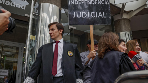 Jueces y fiscales, durante un paro simbólico de 10 minutos ante los Juzgados de Plaza de Castilla de Madrid, para mostrar su oposición a la reforma de la ley del Poder Judicial y del Estatuto Orgánico del Ministerio Fiscal.