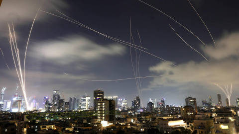 tel aviv Vista del sistema de defensa israelí la Cúpula de Hierro interceptando misiles iraníes que caen sobre Tel Aviv.