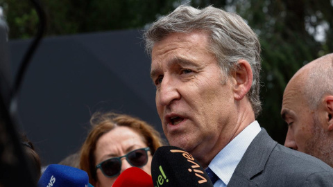 feijooal El líder del PP, Alberto Núñez Feijóo, atiende a la prensa el pasado 19 de junio de 2025.