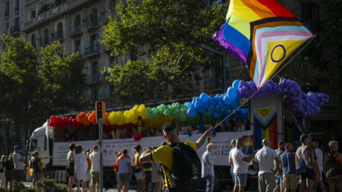 LGTBIQ+ Manifestante durante una concentración para celebrar el Orgullo en Barcelona.