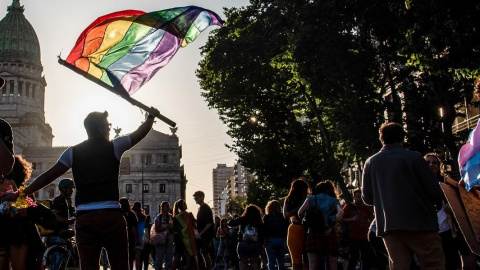 Persona en una manifestación LGBTI+ en Buenos Aires el 5 de noviembre de 2022.