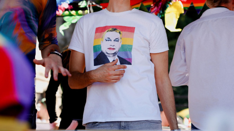 Uno de los asistentes a la Marcha del Orgullo de Budapest con una camiseta con una caricatura del primer ministro húrgaro Viktor Orban. Uno de los asistentes a la Marcha del Orgullo de Budapest con una camiseta con una caricatura del primer ministro húrgaro Viktor Orban.