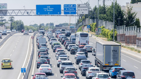 coches Varios vehículos circulan durante la primera operación salida de verano 2025, en la autovía A6, a 27 de junio de 2025, en Madrid (España).