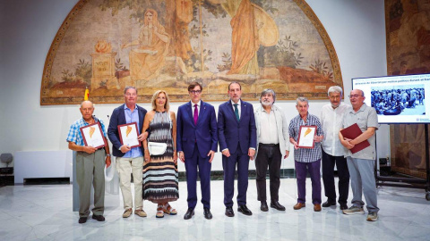 El president Salvador Illa, el conseller Ramon Espadaler i responsables de memòria democràtica en un acte de reparació a persones empresonades per motius polítics durant el franquisme i a les seves famílies, al Palau de la Generalitat El president Salvador Illa, el conseller Ramon Espadaler i responsables de memòria democràtica en un acte de reparació a persones empresonades per motius polítics durant el franquisme i a les seves famílies, al Palau de la Generalitat