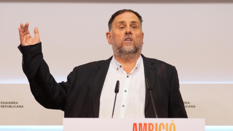 BARCELONA, 12/07/2025.- El presidente de ERC, Oriol Junqueras, ofrece una rueda de prensa en la sede del partido en Barcelona, este sábado. EFE/Enric Fontcuberta