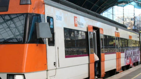 Un tren de Rodalies a l'estació de França de Barcelona.