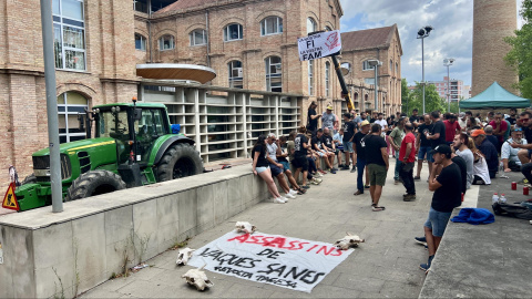 Concentració dels pagesos a l'exterior de la reunió entre el Gremi i la conselleria a Vic Concentració dels pagesos a l'exterior de la reunió entre el Gremi i la conselleria a Vic
