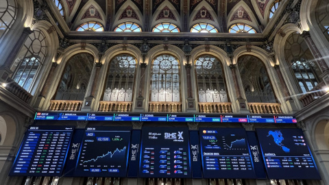 Varios paneles y monitores muestran la evolución de la Bolsa española. Varios paneles y monitores muestran la evolución de la Bolsa española.