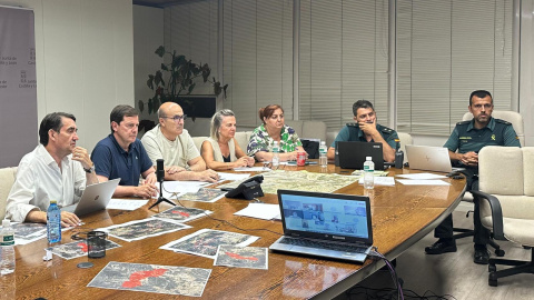 El presidente de la Junta de Castilla y León, Alfonso Pérez Mañueco, en el centro, el pasado lunes por la noche en la primera reunión del mando del operativo contra los incendios que se declararon el viernes y el sábado.