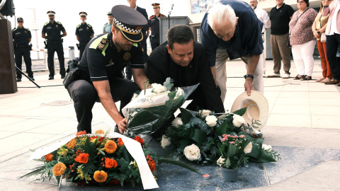 L'alcalde de Cambrils, el cap de la Policia Local i una de les víctimes de l'atemptat han dipositat un ram de flors a l'espai simbòlic del Memorial per al Pau