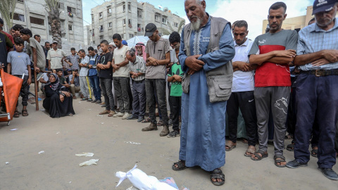 Funeral por un bebé de cinco meses muerto por desnutrición en Khan Yunis (Gaza).