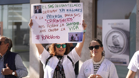 La manifestación de Marea Blanca para exigir mejoras en la atención primaria bajo el lema 'Nos roban la sanidad, nos quitan la vida' ocupan las calles del centro, a 28 de octubre de 2023 en Málaga (Andalucía, España).