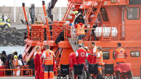 EuropaPress_6433208_varios_servicios_emergencia_atienden_migrantes_recien_rescatados_cayuco Imagen de archivo de un salvamento marítimo rescatado con destino a Canarias.