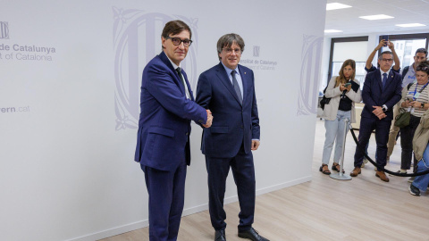Illa y Puigdemont El president de la Generalitat, Salvador Illa, y el expresident Carles Puigdemont en Bruselas.