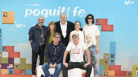 Los directores Juan Maidagan y Pepón Montero junto al reparto de la segunda temporada de 'Poquita fe'.